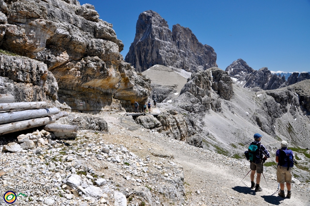 028 Un tratto di sent.scavato nella Dolomia.jpg